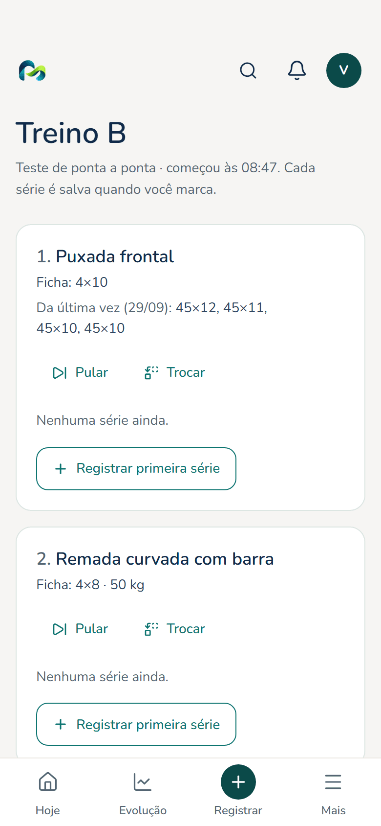 Tela de treino em andamento no celular, conta de demonstração: exercícios da ficha com séries, repetições, carga e o estado de salvamento.